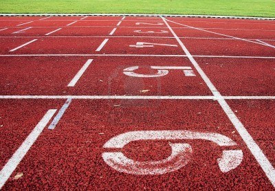 Hd 2435007 la piste d 39 athletisme avec des numeros de debut et de lignes 8